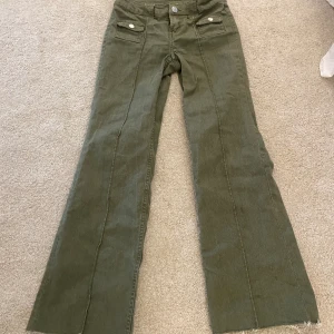 H&M gröna jeans - Populära jeans från H&M, säljer dem då de är för korta eftersom de är avklippta och förkortade, jag är 170cm lång