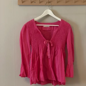 Odd Molly blus - Hallonrosa Odd Molly blus i mjukt material som är stretchig över bysten! Använd fåtal gånger 