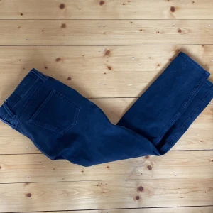 Replay anbass jeans - Säljer dessa replay anbass för dem passa mig inte riktigt | Dem är i storlek 30/32 och skicket är 9/10 jag har endast provat dem | Nypris 1799 | Skriv om ni har några funderingar 🔥💯