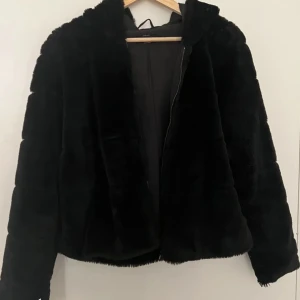Pälsjacka - Säljer denna i princip oanvända päls jacka. Den är från only, köpte den på sellpy men den var tyvärr för liten. Jätte bra skick, inga defekter alls.   PRIS KAN DISKUTERAS vid snabb affär