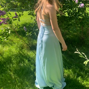 Balklänning  - Säljer min fina ljusblåa balklänning som är endast använd en gång. Den är i storlek XS/34 och passar mig som är 163 cm lång. Köpt för 1200kr och efter användning blev den kemtvättad. Pris kan diskuteras.