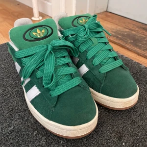 Adidas campus 00s skor  - Ett par adidas 00s sneakers i storlek 38 2/3 💚 säljes endast då dom är lite för små för mig 🥺  Har ingen skokartong kvar, men kan skicka kvitto på att det är äkta skor om det så önskas 🥰 Nypris: 1250kr och slutsålda inprincip överallt!