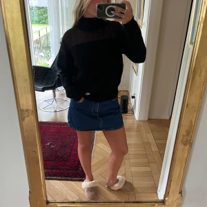 Snygg tröja med mesh  - Så snygg tröja med mesh ovantill. Har en kort polo krage. Använd en gång. 