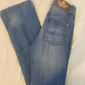 Lågmidjade jeans - Jätte snygga vintage jeans från Gina Tricot i mycket bra skick!! Stl:w25 Säljes pågrund av att de tyvärr blivit för små