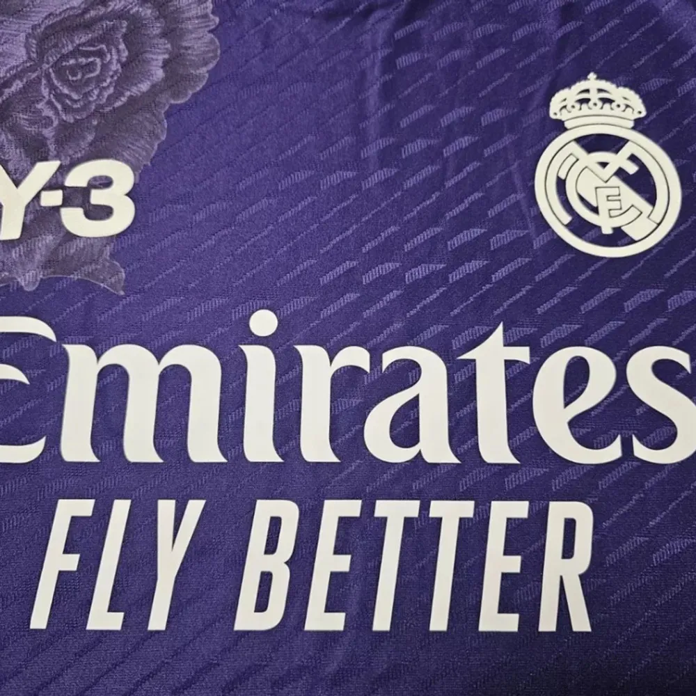  Säljer denna snygga  Real Madrid y-3 limited Editon fjärdetröja I storlek Xl helt ny oanvänd tröja med tagg. kvalite fotbollströja som sticker ut från mängden postar inom 24h pris kan diskuteras skriv vid frågor . Sportswear.