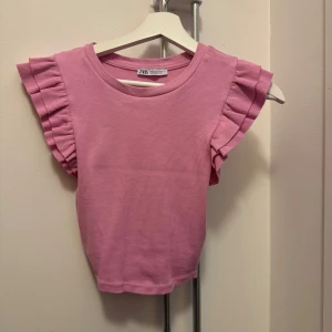 Rosa topp från Zara - Rosa topp från zara, något använd men ändå i bra skick! Pris går att diskutera vid snabb affär! Buda för jag accepterar det mesta💖