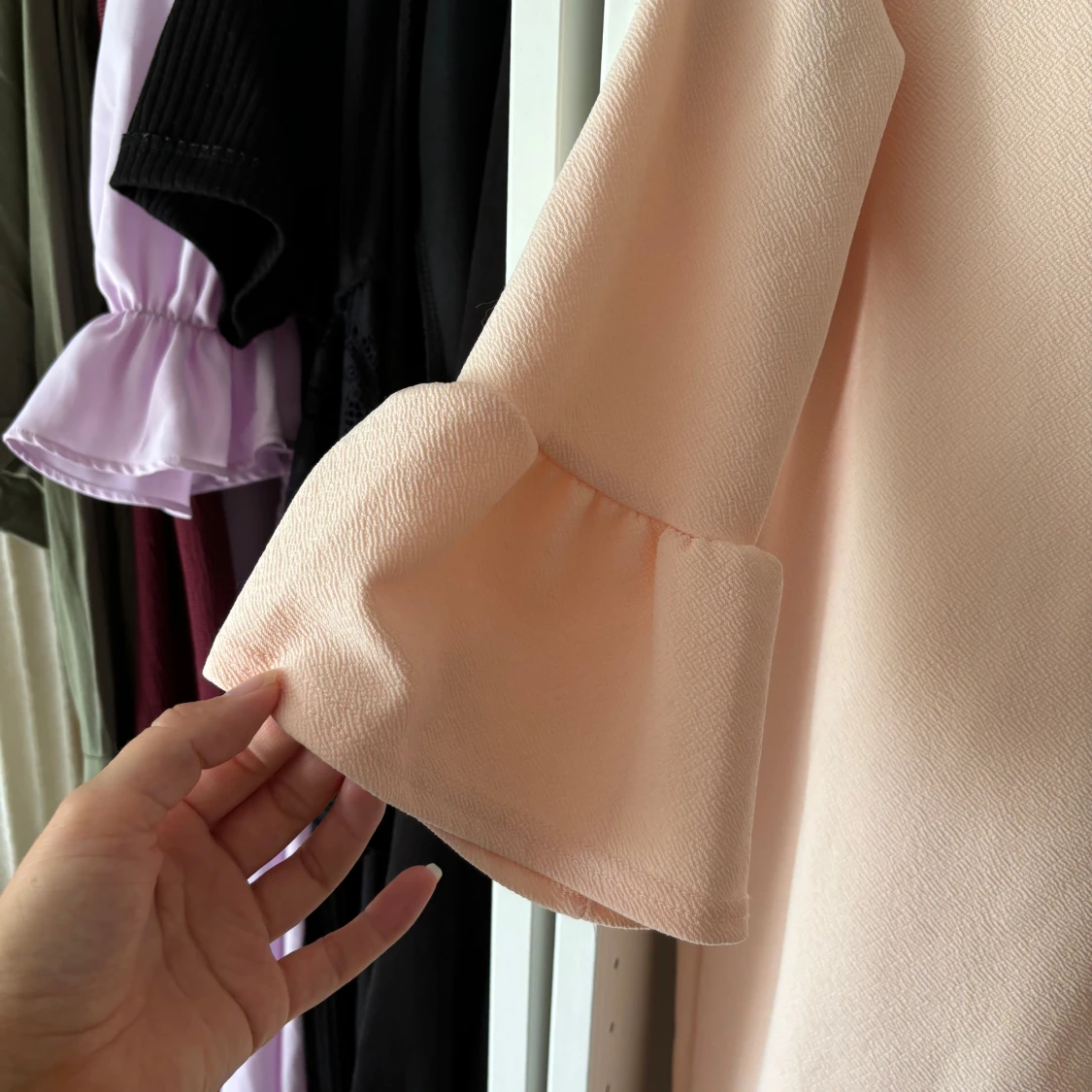 Rosa klänning med volangärm - 90