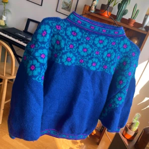 Handgjort stickad tröja - En unik och härlig färgklick i vardagen.  Då den är handgjord så har jag svårt att skriva exakta storlek men skulle chansa på allt mellan XS-M beroende på önskad passform. 💛