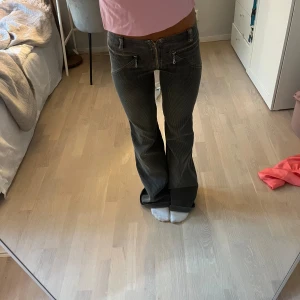 Lågmidjade byxor - Lågmidjade as coola byxor med fina detaljer. Midjemått 36 cm, innerbenslängd 81 cm. Köp via köp nu❤️❤️