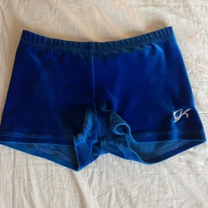 Blå hotpants  - Blå hotpants från Gk i samet. Hotpantsen är använda men i väldigt bra skick🌸