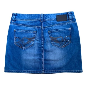 Esprit jeanskjol - Jättefin jeanskjol från Esprit! Superfint skicka och inga defekter! Mått: midja: 43 cm, längd: 41 cm. Det är bara att skiva vid frågor! 