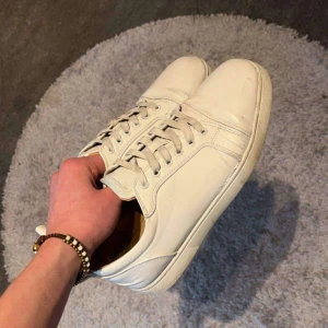 Loubs storlek 43 - Vita loubs i storlek 43. Säljer pågrund av att jag behöver pengar.  Skick 6/10  Kom gärna med frågor eller prisförslag!   