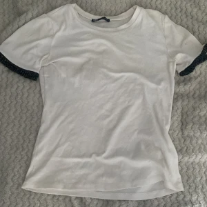 T shirt  - En jättesöt t shirt fårn zara med lite detaljer på ärmarna, i bra skick💝 kom privat för fler frågor🫶🏼