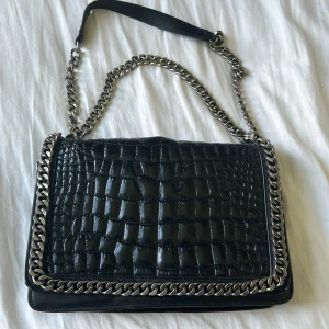 Väska från zara!💗 - Köpte den väska för ett år sedan och har aldrig använts. Köptes för 400kr. Säljer för 200kr