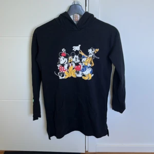 Gullig tjocktröja - Jättefin tjocktröja/hoodie men Musse pigg och hans vänner som tryck, storlek 146/152 barn. 💕priset kan ändras