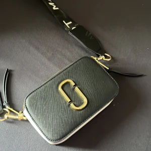 Marc jacobs väska  - Köpt för en månad sen pris kan diskuteras. Den är ej orginal!