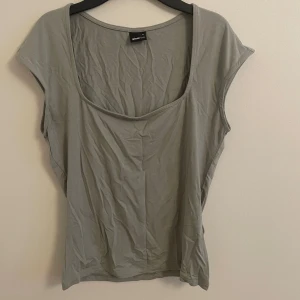 Grön tshirt - Grön tshirt från ginatricot, använd endast 1 gång. Superfin o ha till vardags! 💗 frakt ej inräknad i pris