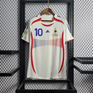 Fotbollströja - Otroligt snygg frankrike 06 tröja med zidane  på ryggen och nummer 10, väldigt retro och stilren