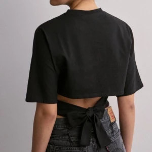 Topp med knyte i bak - Säljer nu denna tröja från Nelly med knyte i bak, har endast testat den men då jag inte tycker att den passar mig väljer jag att sälja vidare.  