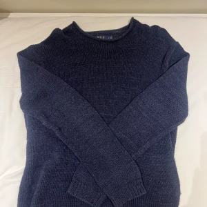 Stickad tröja  - Köpt på beyondretro. Mycket bra skick o inga defekter. Stor i storlek, så sitter mycket oversized på mig med S/M.