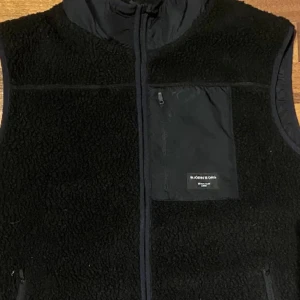 Björn Borg Fleece väst - Säljer min fleece väst nu då jag sällan använder den är bra skick. Funkar perfekt nu på sommar kvällar☀️ Nypris 1000kr
