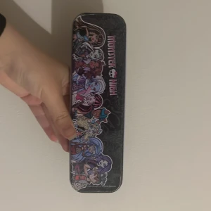 Monster high pennfack  - Av metal