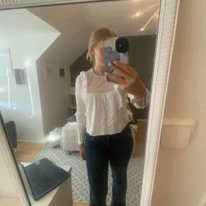 Blus från zara - Vit blus från zara  Strlk S Använd fåtal gånger För referens år jag mellan 160-165 cm Pris kan diskuteras 