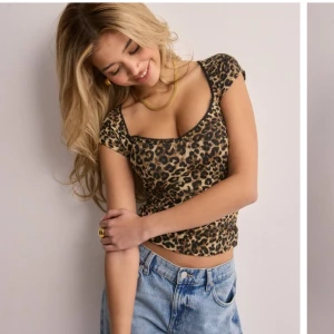  T-shirt  - Säljer denna jätte fina tröja från Nelly 💕den är använd 1 gång 💕