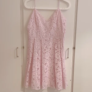 H&M Klänning -  Hel och jättefin spetsklänning från H&M. Storlek 40. Aldrig använd.  