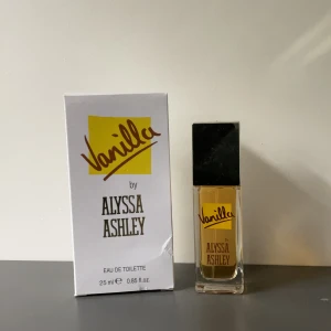 Vanilla by Alyssa Ashley Eau de Toilette - säljer en oanvänd flaska med Eau de Toilette från Alyssa Ashley med en god vanilj doft. Pris kan diskuteras