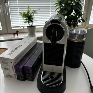 Nespresso Citiz & Milk kaffemaskin/kapselmaskin - Kaffemaskin/kapselmaskin från Nespresso, modell Citiz & Milk, vit. I mycket bra skick, som ny.  4 st förpackningar med arpeggio kapslar och 3 förpackningar avkalkningskit.  Maskinen kommer från ett djur- och rökfritt hem. Maskinen har inga skador.