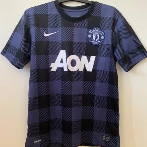 Manchester United 13/14 bort tröja  - Man U fotbollströja från 2013/14 säsongen med Cisse 16 där bak, storleken är L. Priset kan diskuteras!