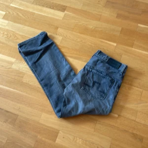 J Lindeberg jeans - Väldigt bra skick, använda en gång, baggy, W: 36 L: 32, 
