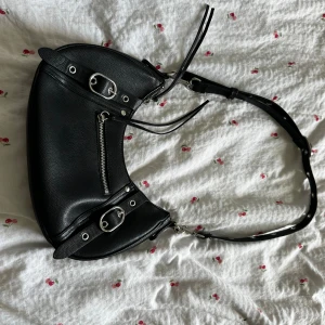 Svart väska HM - Väska ifrån HM, finns mycket plats. Även i nyskick, helt slut i butik