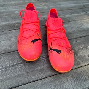 Puma Future 7 Match FG/AG - Säljer sonens Puma Future 7 Match fotbollsskor i storlek 34. Som nya, endast använda en träning och nu för små för honom. 