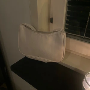 vit väska  - Jätte fin väska 