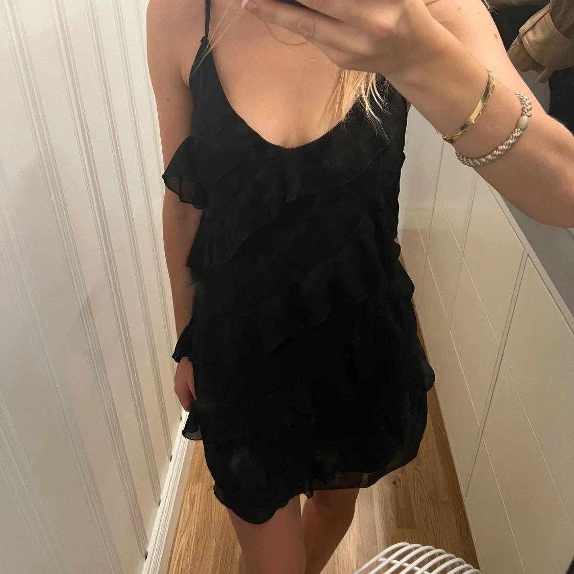 Svart klänning volanger nelly - 90
