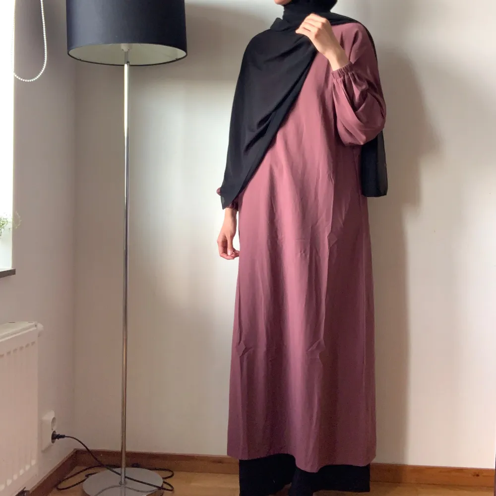 Säljer abaya då jag är för lång för den. Nyttskick och kommer med matchande bälte. Fint ogenomskinligt material, har osynlig dragkedja i nacken och fickor! Behöver bara strykas. Längd är 133cm. Jag är ca 173cm lång för referens🩷Köpt för 500. Klänningar.