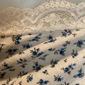 Spets linne - Super vackert spetslinne som passar till precis allt! En vit kjol på stranden eller ett par blåa jeans spelar ingen roll den livar upp vilken outfit som helst! Fest, dejt, skola, finklädd, stranden, hemma… 