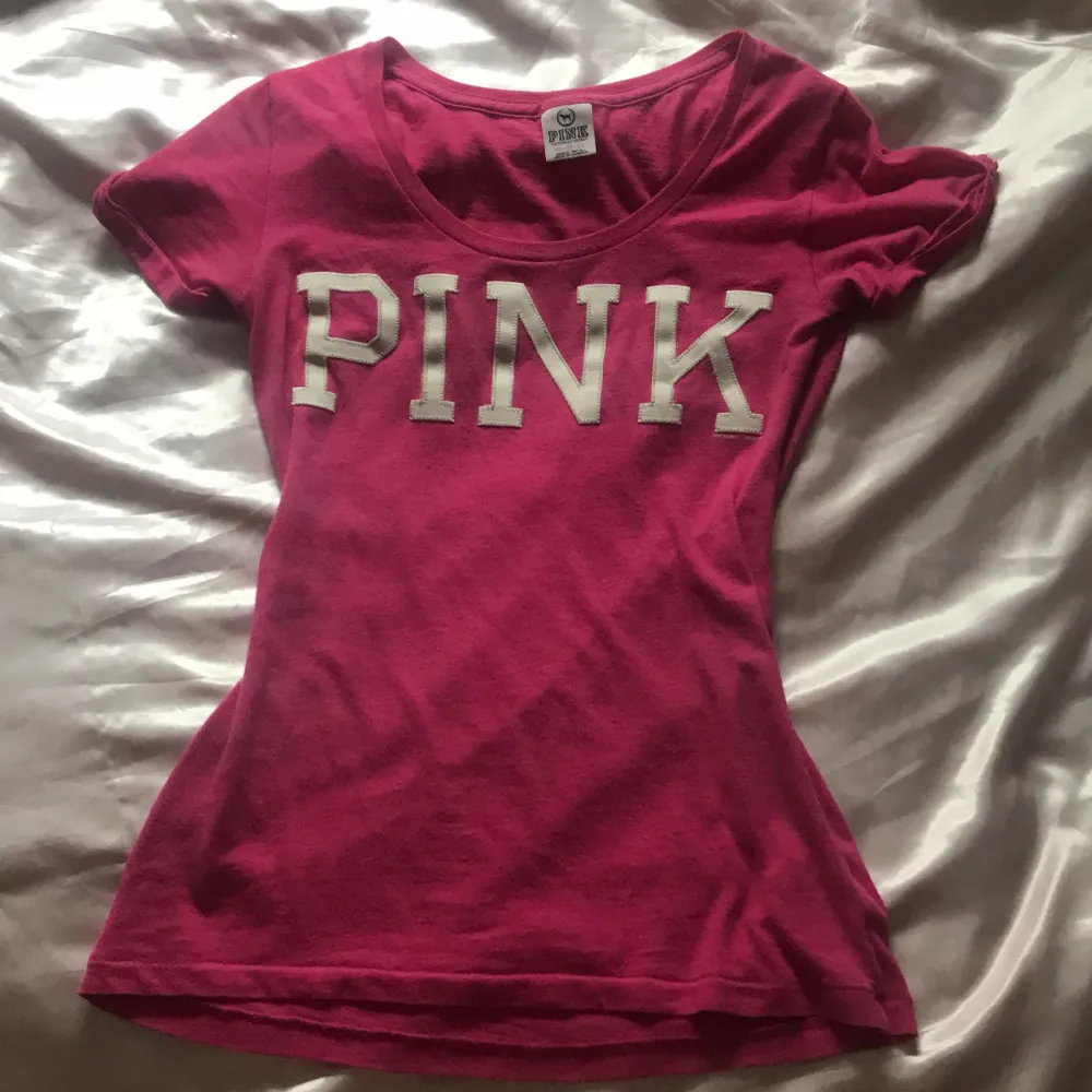 Rosa Victoria’s secret tröja Pink storlek XS. I bra skick förutom att den lite nopprig (se bild 4) pris kan diskuteras vid snabb affär. T-shirts.