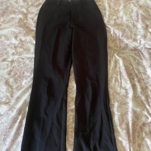 Kostymbyxor från Bik Bok - Säljer dessa svarta  högmidjade kostymbyxor från bikbok i storlek 34. Säljer de då de inte kommer till andvändning. Mycket bra skick.