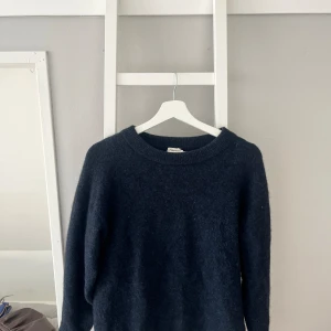 Stickad tröja - Stickad mörkblå tröja från Filippa K