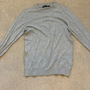 Tröja💕 - Säljer en tröja från Lager 157. Använd 1 gång! Jättebra skick så den är typ som ny! Tröjan är i storlek ”Xs” om du är intresserad av att köpa den så skriv till mig först!💕