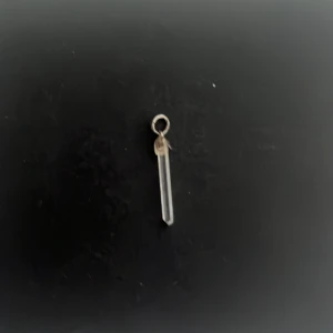 Äkta kristall hängsmycke - Hängsmycke kristall  99kr