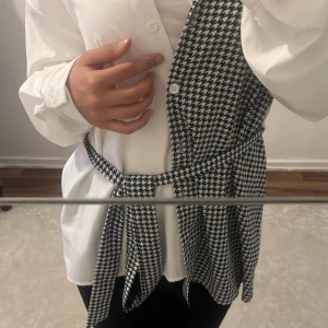 Blus  - Super söt blus, aldrig använd 