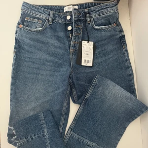 Jensbermudas  - Jensbermudas 👖jätte fin model, ny med sin tag 🏷️ Köpt från Mango🏷️värd pris 499kr 