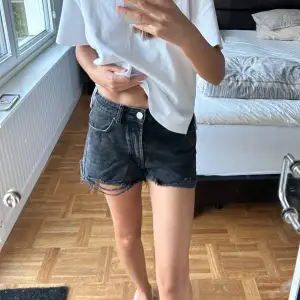 Shorts från zara i strl 36. Fina att ha lågmidjade 💞