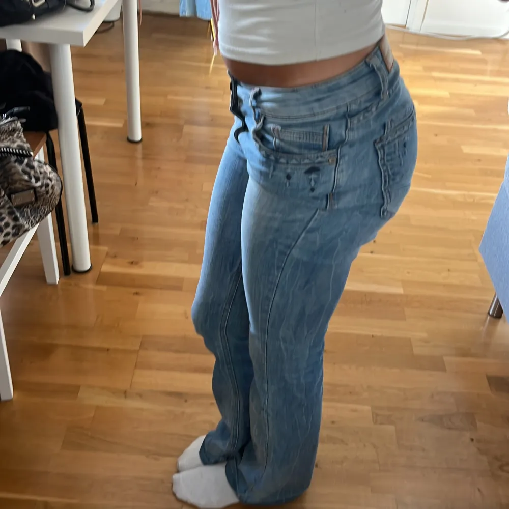 Lowwaist flare jeans. Bra i längden passar mig som är 167👌. Jeans & Byxor.