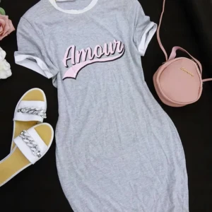 Grå klänning - En kort grå klänning som är oanvänd. Storlek M/L.