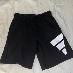 Adidas shorts - Väldig fräscha marinblåa adidas shorts som har bokstavligtalat används 3 gånger, de är helt nya och fräscha 
